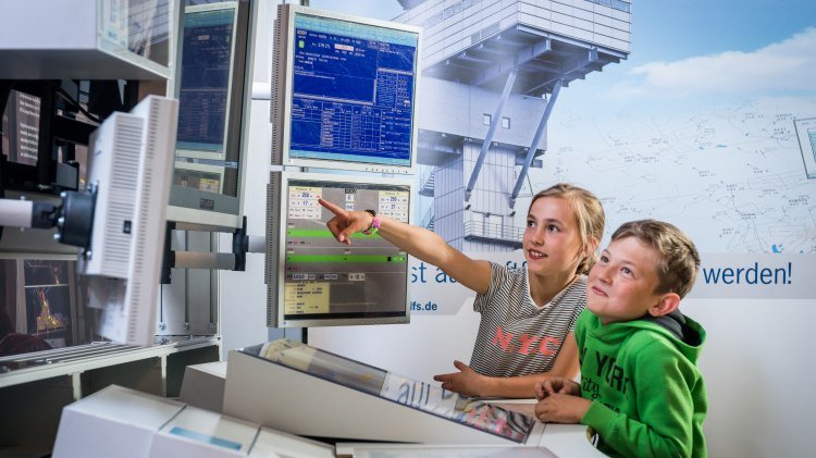 children next to the air traffic control, © Hannover Airport / Maasewerd