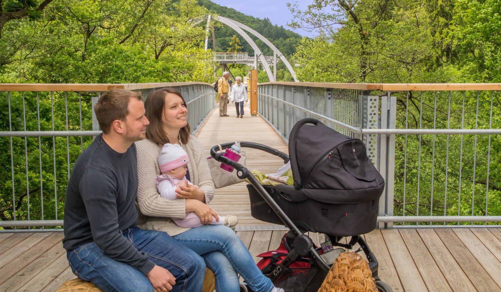 Family with pram on the tree top walk, © Baumwipfelpfad Harz / Franziska Panisch