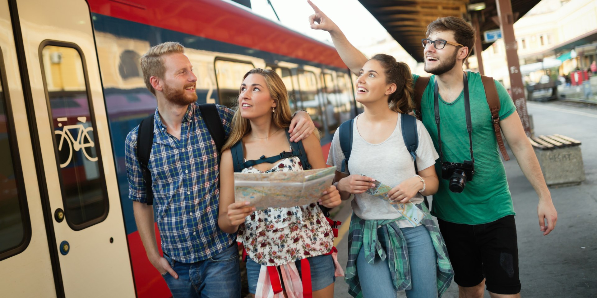 Group at the train station, © Fotolia / nd3000