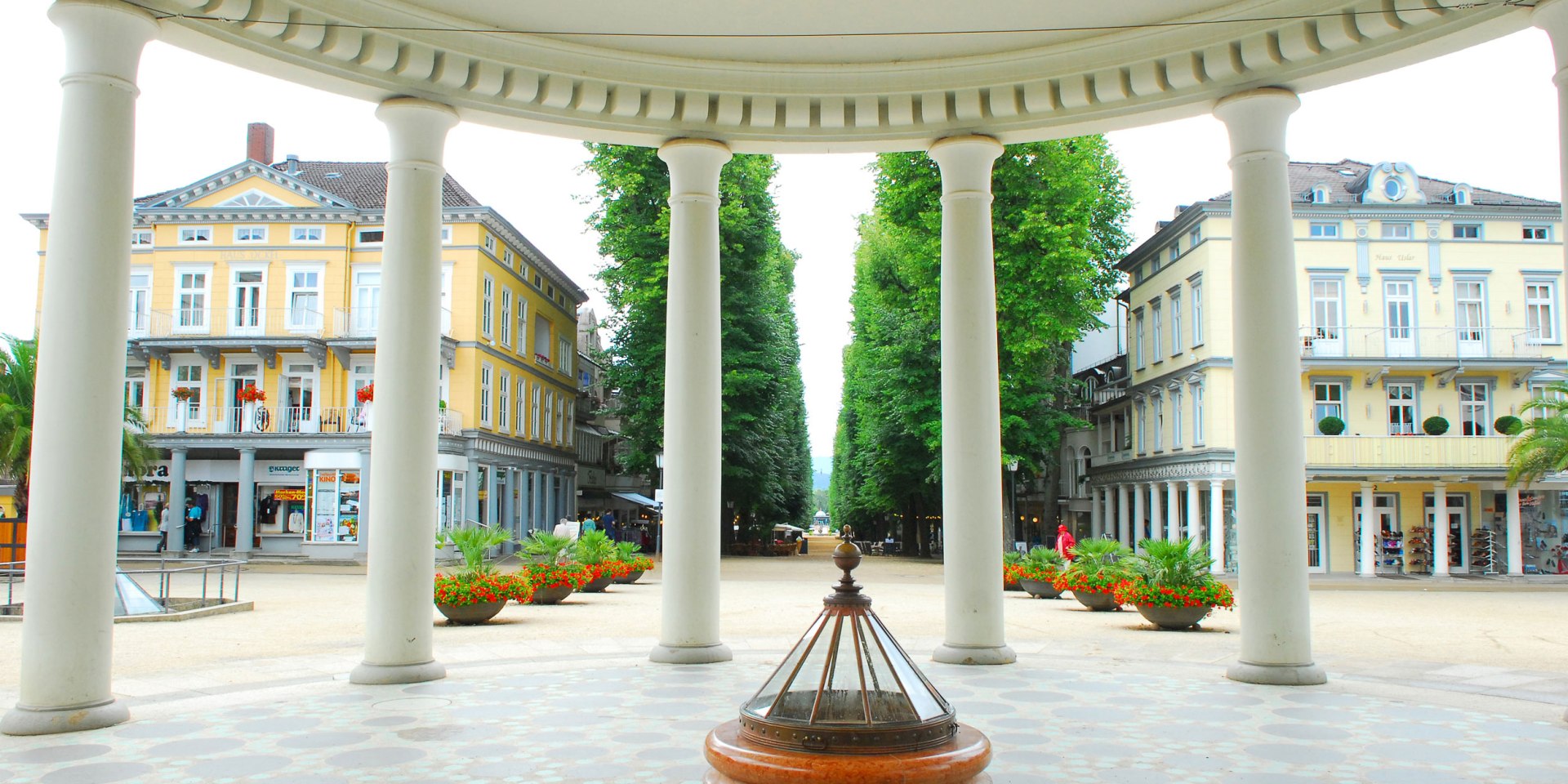 The "hyllige born" and main avenue, © Niedersächsisches Staatsbad Pyrmont Betriebgesellschaft mbH