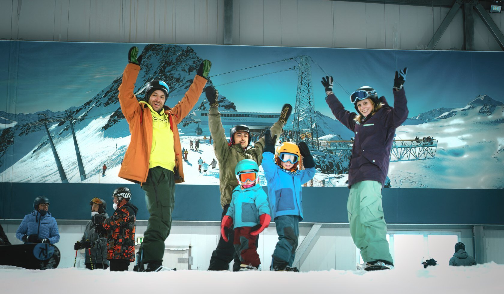 Adults and children in the Snow Dome Bispingen, © Berg & Tal Abenteuer Resort